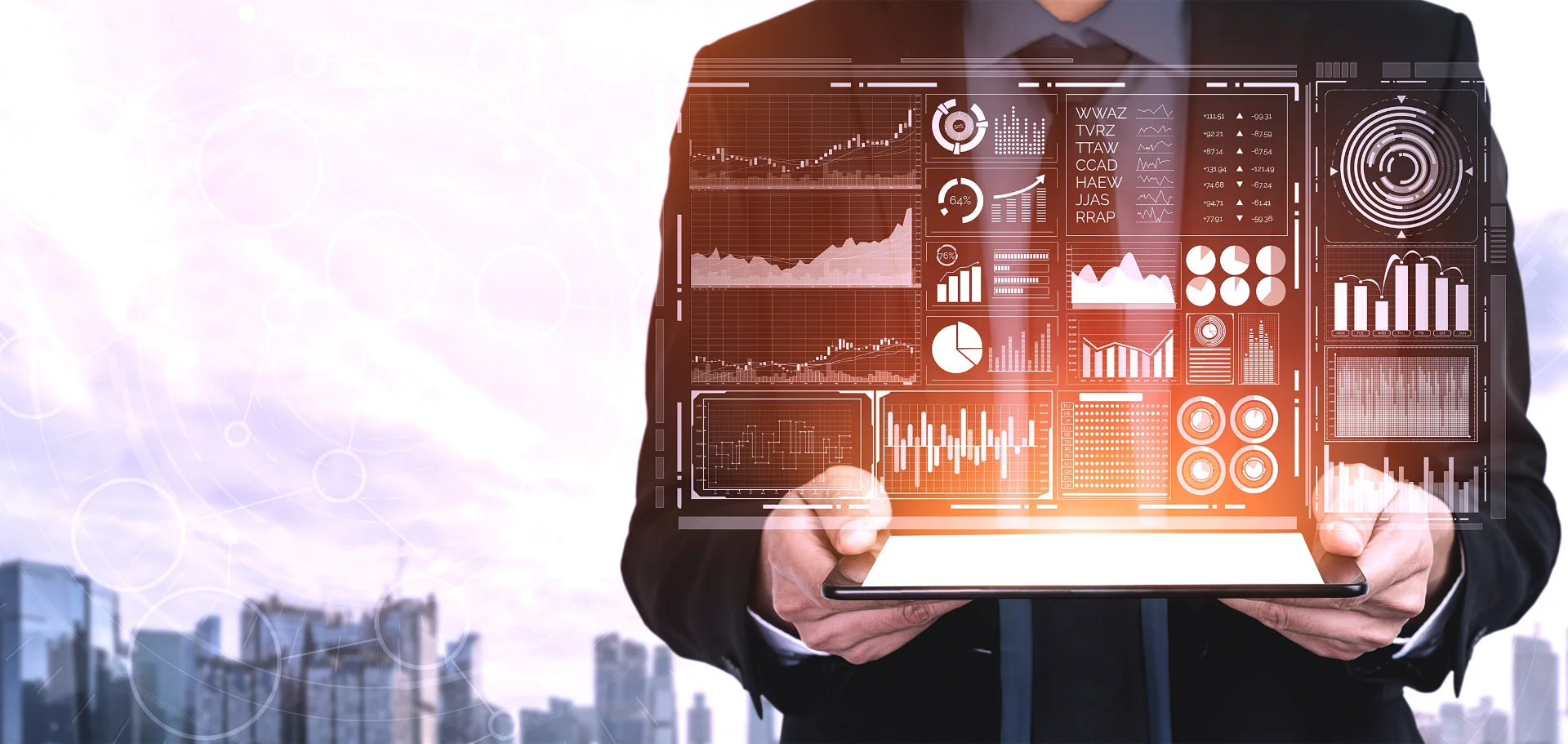 Immagin virtuale di una persona che regge tra le mani un computer portatile che mostra sullo schermo diagrammi e infografiche di marketing.