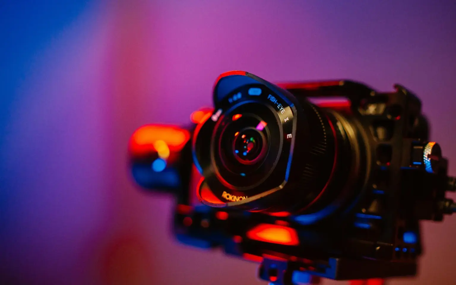 Macchina fotografica professionale su base treppiede con obiettivo professionale ad alta luminosità
