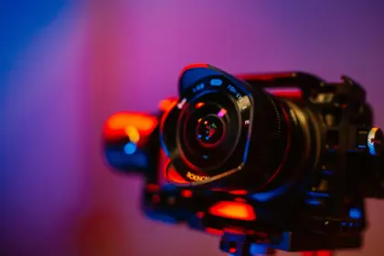 Macchina fotografica professionale su base treppiede con obiettivo professionale ad alta luminosità
