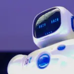 Immagin virtuale di un robot in stile nipponico con uno schermo al posto del volto