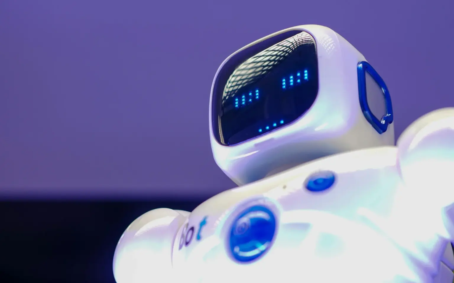 Immagin virtuale di un robot in stile nipponico con uno schermo al posto del volto