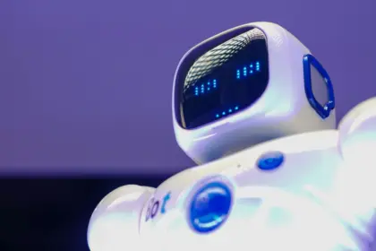 Immagin virtuale di un robot in stile nipponico con uno schermo al posto del volto