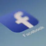 Icona della app Facebook sullo schermo di un tablet
