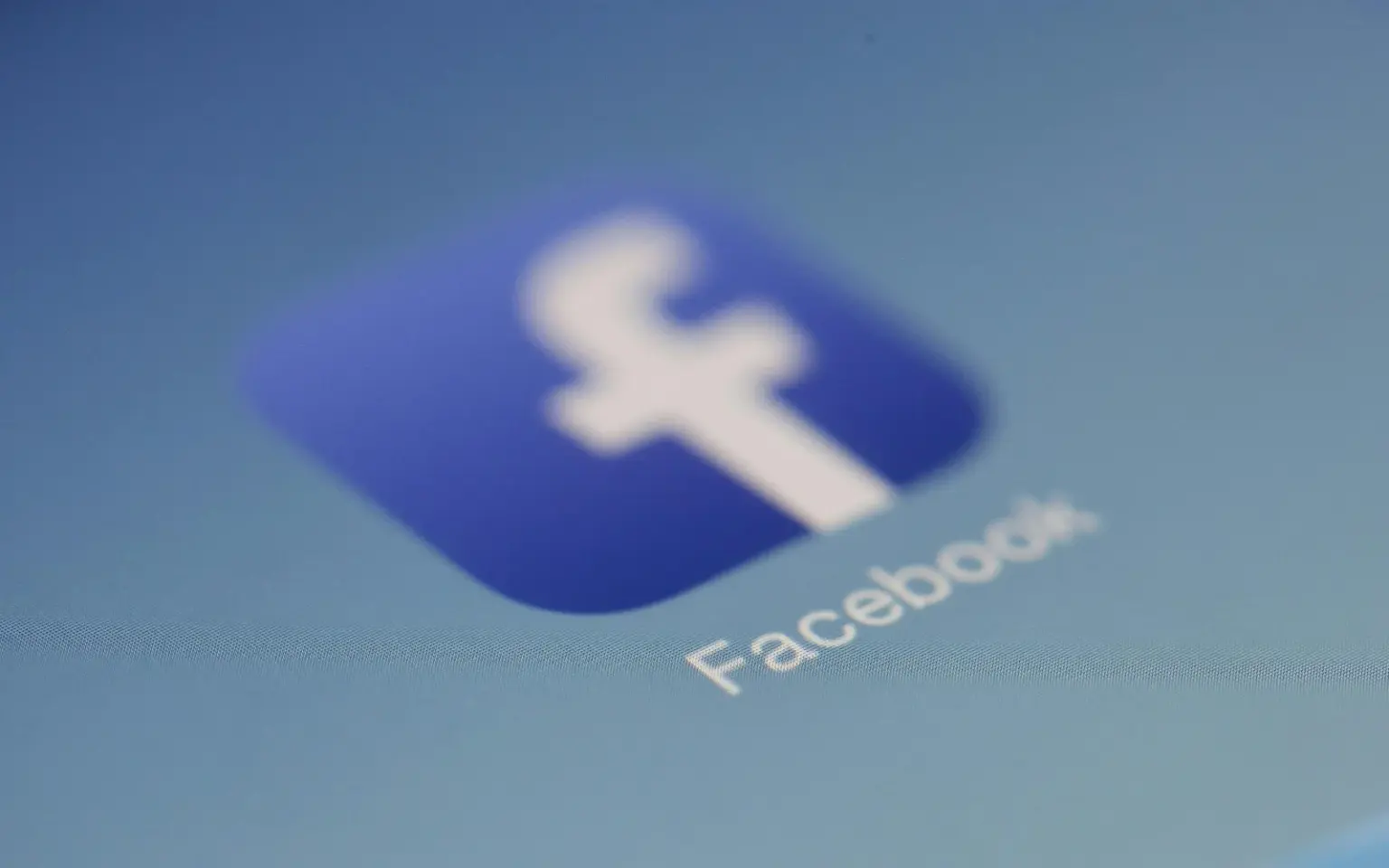 Icona della app Facebook sullo schermo di un tablet