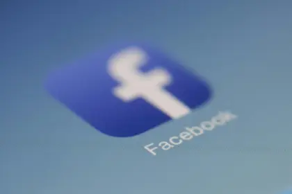 Icona della app Facebook sullo schermo di un tablet