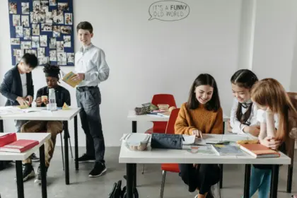 Immagine di una classe scolastica con bambini impegnati a giocare in piccoli gruppi.