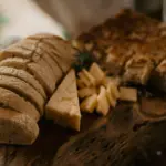 Tagliere con alimenti appena cucinati
