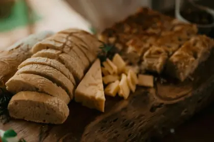 Tagliere con alimenti appena cucinati