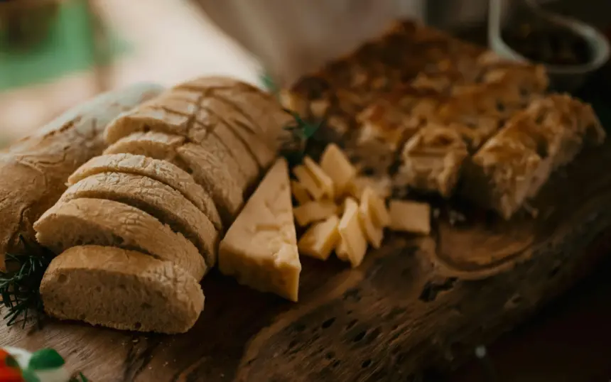 Tagliere con alimenti appena cucinati