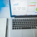 Immagine di un computer portatile aperto che mostra sullo schermo una schermata di analisi dati.
