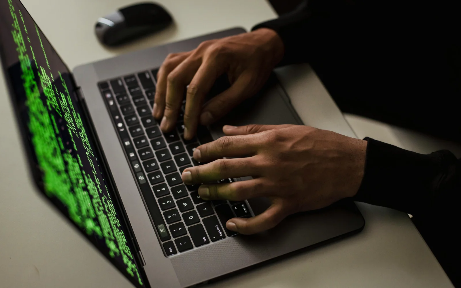 Esiste davvero un fenomeno invisibile che sta cambiando le aziende? Sì, ed è la Shadow AI