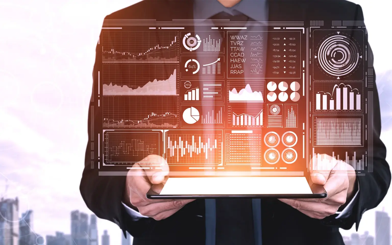 Immagine virtuale di una persona che regge tra le mani un computer portatile che mostra sullo schermo diagrammi e infografiche di marketing.