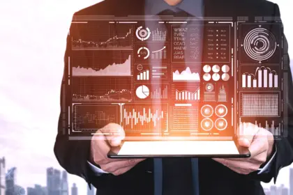 Immagine virtuale di una persona che regge tra le mani un computer portatile che mostra sullo schermo diagrammi e infografiche di marketing.