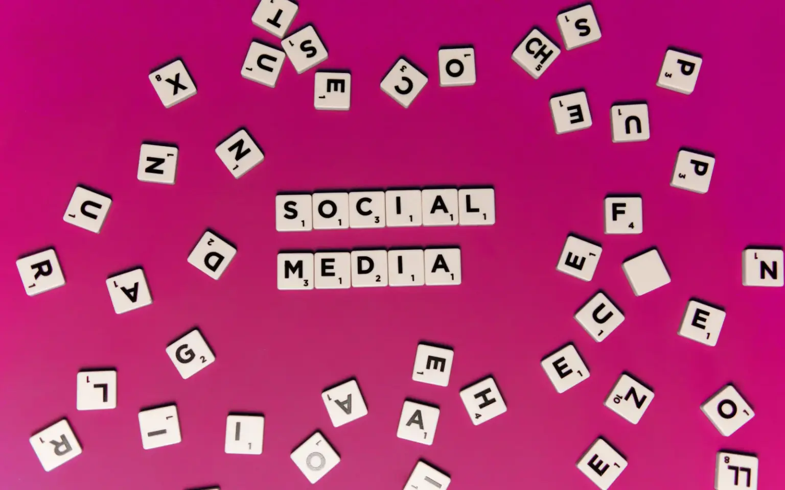 Immagine delle tessere del gioco Scarabeo che formato la scritta "Social Media"
