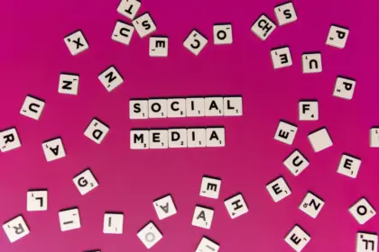 Immagine delle tessere del gioco Scarabeo che formato la scritta "Social Media"