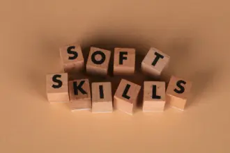 Cubi di legno visti dall'alto con lettere incise nel legno che formano la dicitura "Soft Skills"