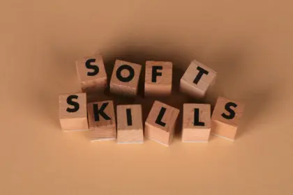 Cubi di legno visti dall'alto con lettere incise nel legno che formano la dicitura "Soft Skills"