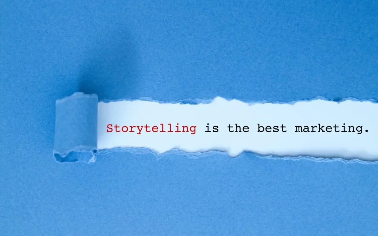 Immagine virtuale di cartoncino azzurro strappato che mostra la scritta "Storytelling is the best marketing"