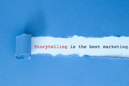 Immagine virtuale di cartoncino azzurro strappato che mostra la scritta "Storytelling is the best marketing"